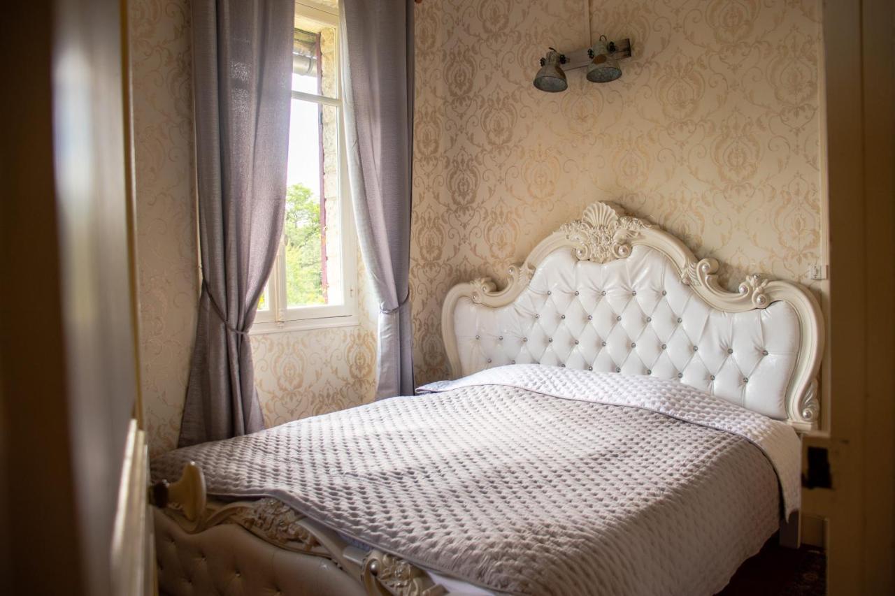 Hotel Le Pavillon De St Agnan Hautefort Esterno foto