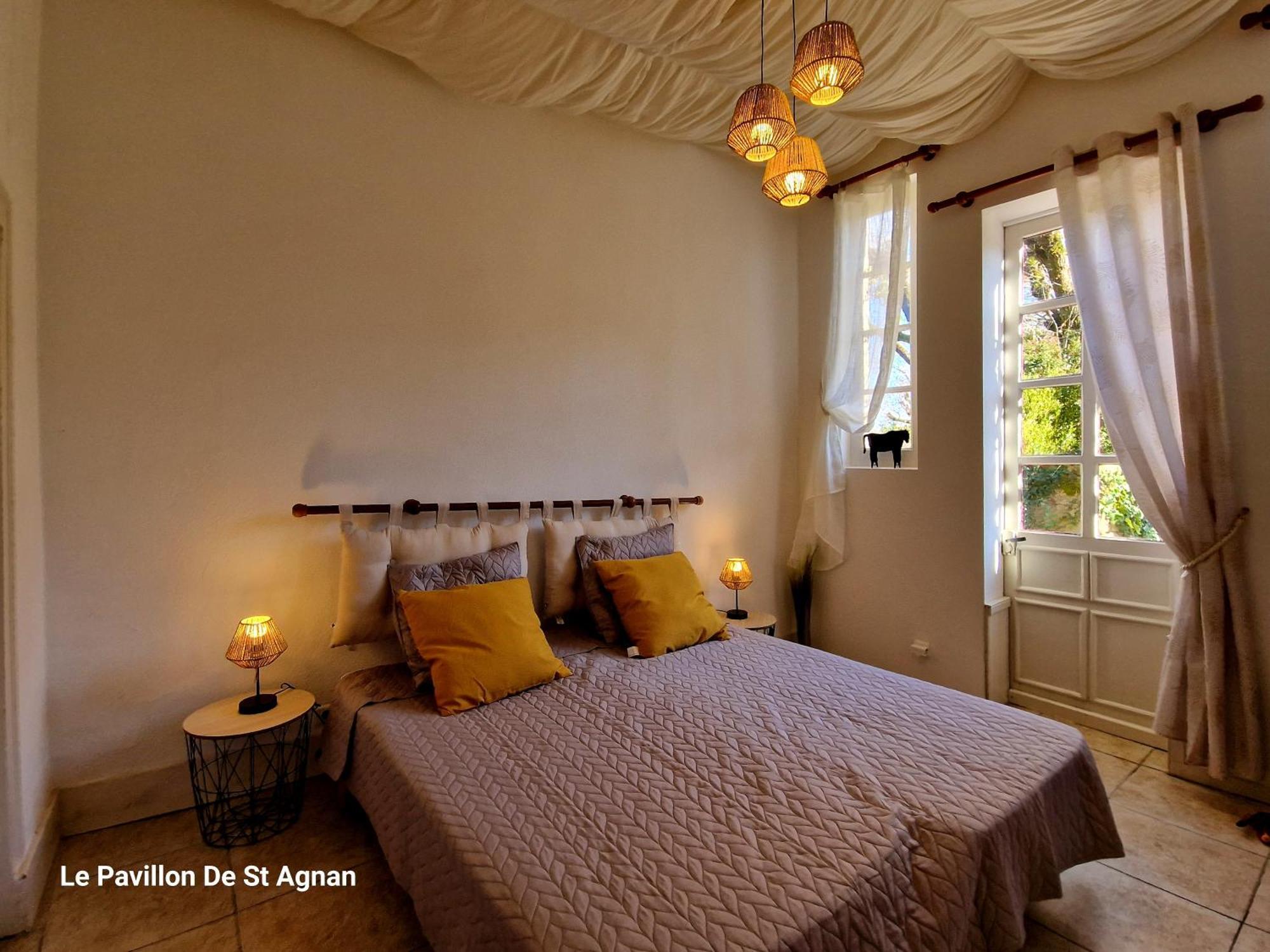Hotel Le Pavillon De St Agnan Hautefort Esterno foto