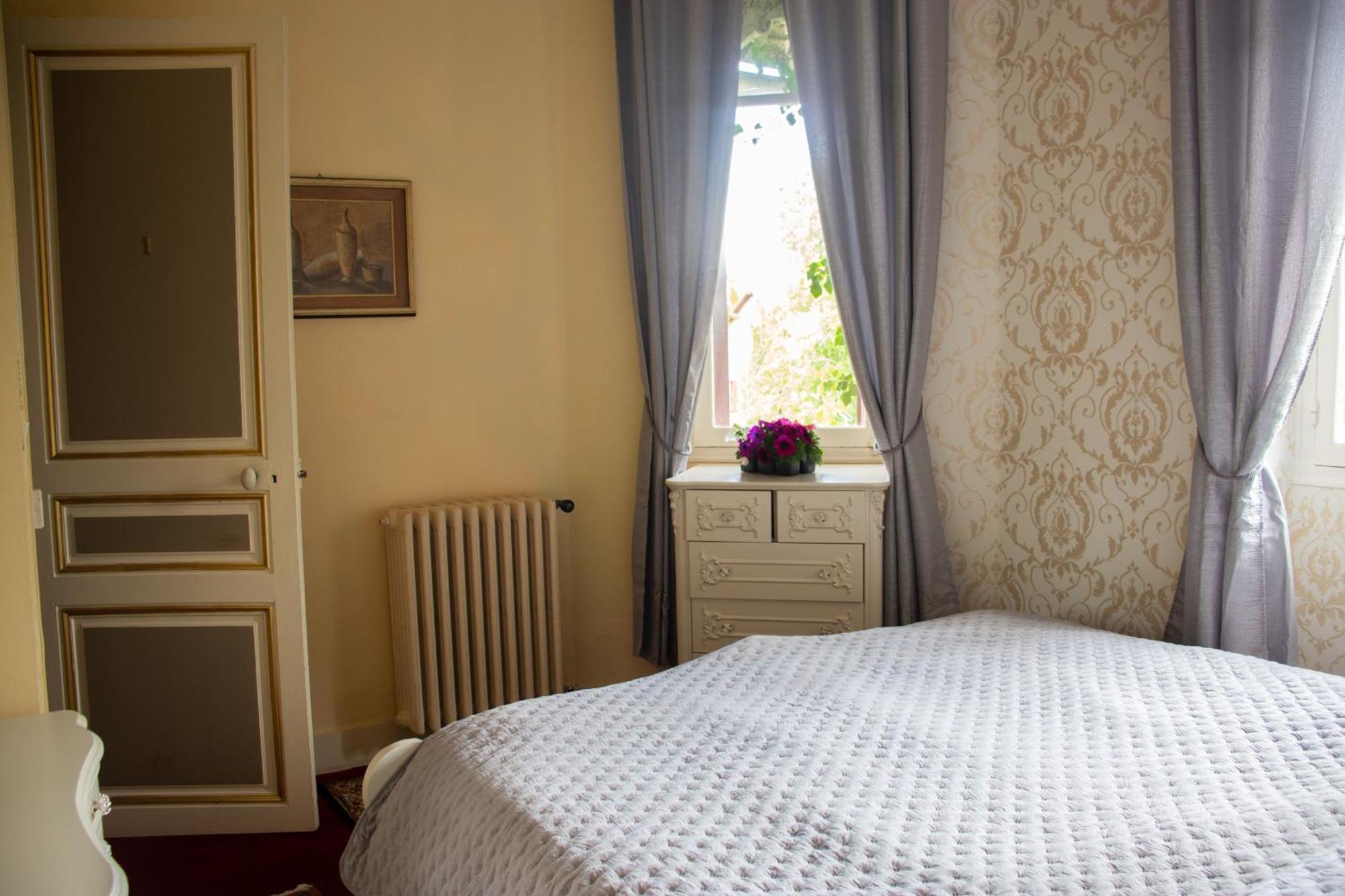 Hotel Le Pavillon De St Agnan Hautefort Esterno foto