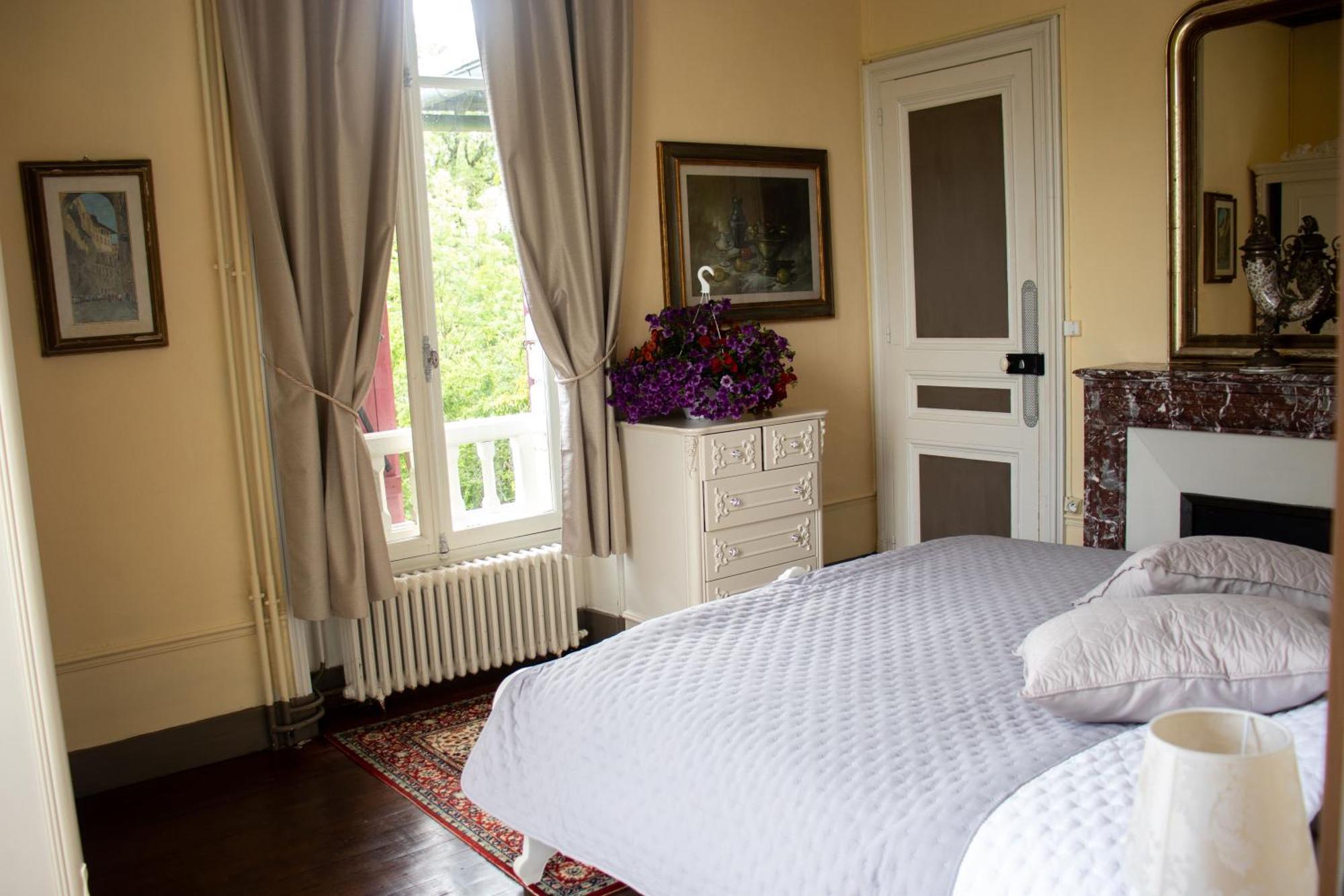 Hotel Le Pavillon De St Agnan Hautefort Esterno foto