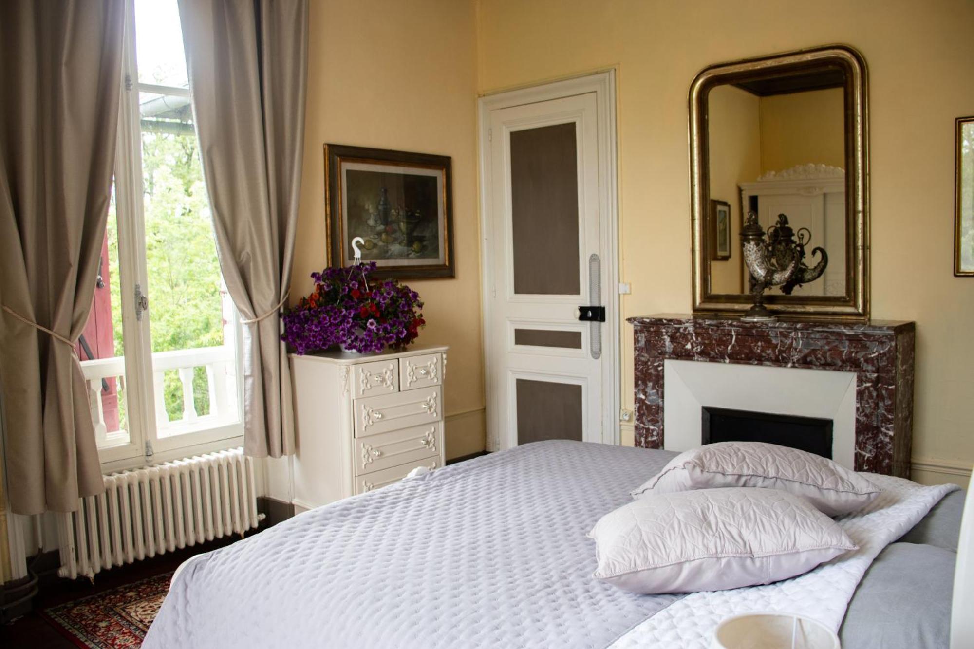 Hotel Le Pavillon De St Agnan Hautefort Esterno foto